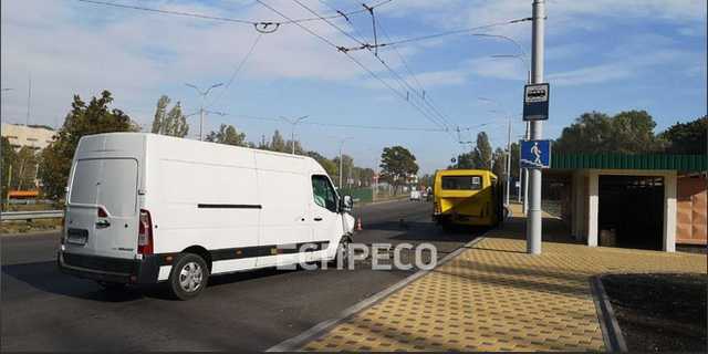 В Киеве грузовой микроавтобус въехал в маршрутку: есть пострадавшие