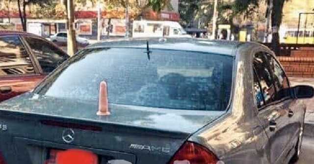 В Запорожье прокурору на “мерседес” прикрепили резиновый фаллос