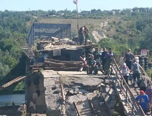 Загарбники будують нові спостережні пункти біля мосту у Станиці Луганській – волонтери