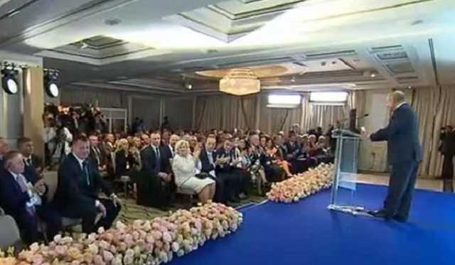 «Полетела шаровая опора»: в сети высмеяли Путина за очень странную позу