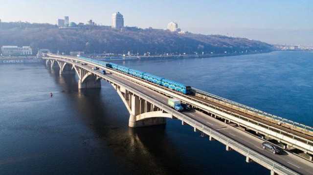 Неизвестный угрожает взорвать мост Метро, его перекрыли