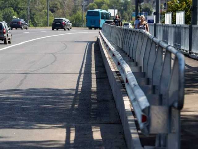 В Киеве начал «трещать по швам» отремонтированный мост возле станции «Нивки»