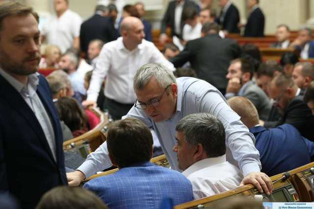 Парламент внес изменения в законодательство насчет публичных закупок