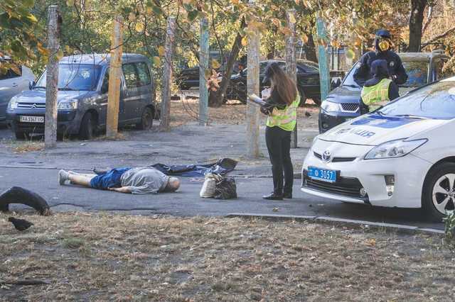 В Киеве на Русановке посреди дороги умер мужчина