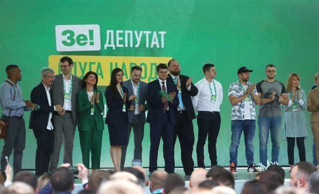 “Слуг народа” наказали за проваленный законопроект о разрешении обысков нардепов