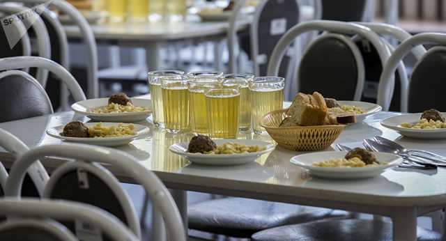 В Одессе массовое отравление учеников в школьной столовой: более 50 детей пострадали