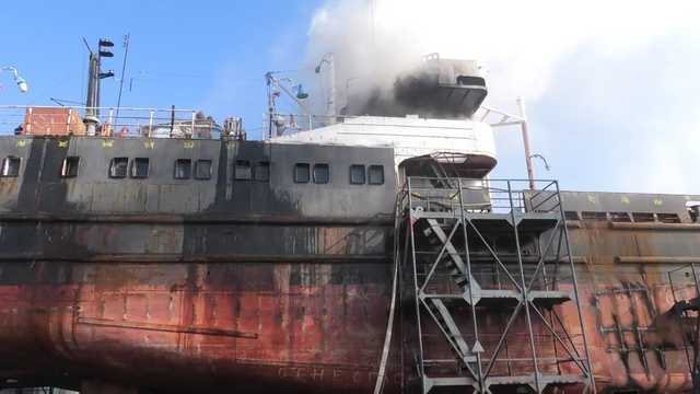 Cпасатели ликвидировали пожар на судне в Херсоне