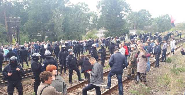 Под Львовом пострадали восемь полицейских, которые разблокировали движение поездов с российским углем