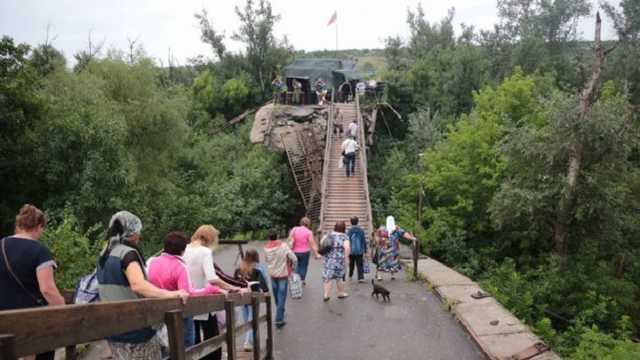 Возле КПВВ «Станица Луганская» начали укладывать фундамент для строительства моста