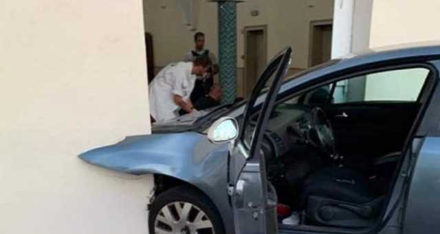 Во Франции водитель легковушки с криками “Аллаху Акбар” протаранил дверь мечети