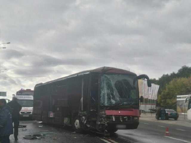 ДТП на светофоре: в Харьковской области не разминулись рейсовый автобус и грузовик