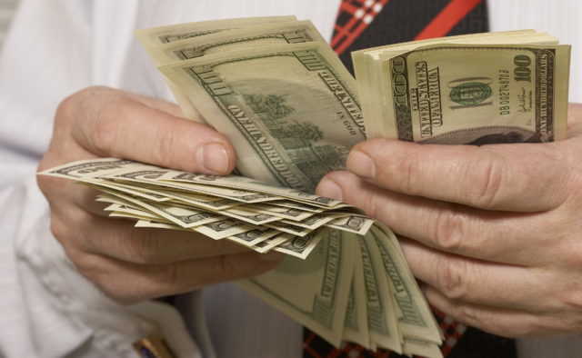 На межбанке доллар опустился до 24,33 грн/$