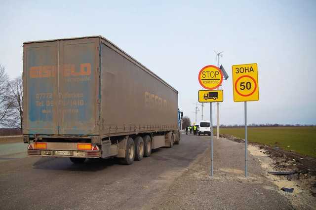 Зеленский подписал закон о повышении штрафов за перегруженные фуры