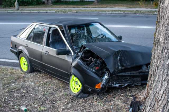 В Днепре девушка пыталась объехать люки и врезалась в дерево
