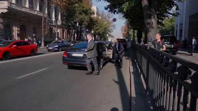 Порошенко подловили, когда он переходил дорогу на красный свет