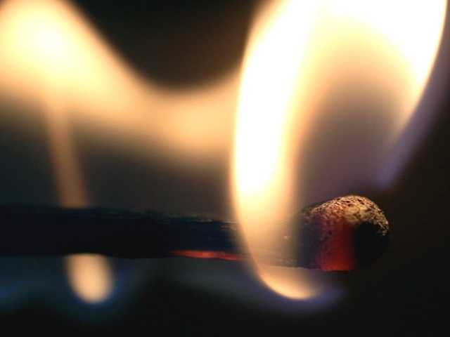 В Киеве неизвестные ночью подожгли магазин с косметикой