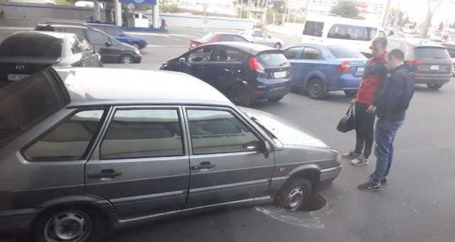 В Днепре автомобиль провалился в открытый люк