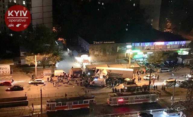 В Киеве фура протаранила остановку: детали и фото жуткого ДТП