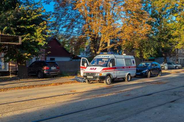 В Днепре на трамвайной остановке умерла женщина