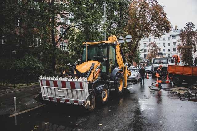 В центре Киева провалился асфальт, движение перекрыто