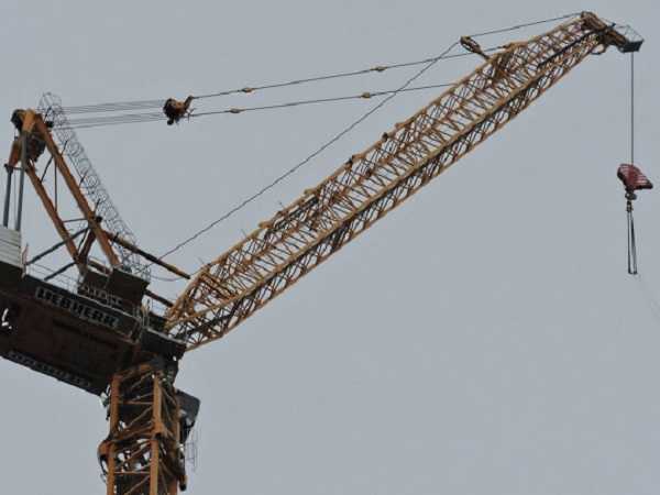 В центре Киева стрела крана упала на бывший штаб Януковича