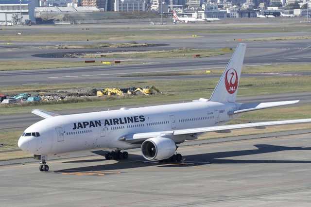 Авіакомпанія Japan Airlines почала попереджати пасажирів, які місця зайняті дітьми