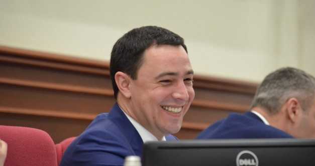 Кличко третий месяц подряд выписывает секретарю Киевсовета Владимиру Прокопиву премию превышающую его оклад