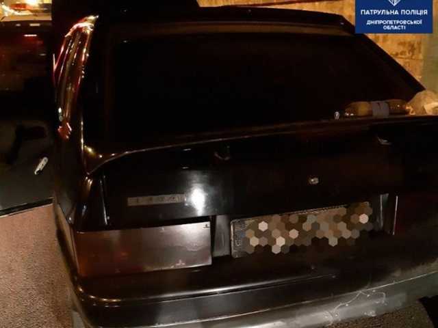 По Днепру на черной Lada катался вооруженный до зубов мужчина