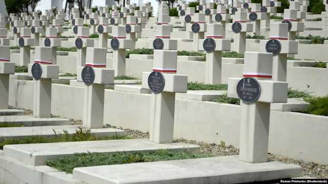 Поляки хотят построить в Украине новые кладбища