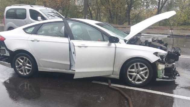 В Сумах легковушка врезалась в столб: пострадали двое детей