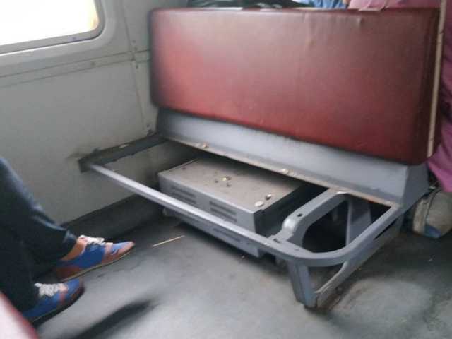 Скандал в Укрзализныце: В одной из электричек вандалы изувечили сидения