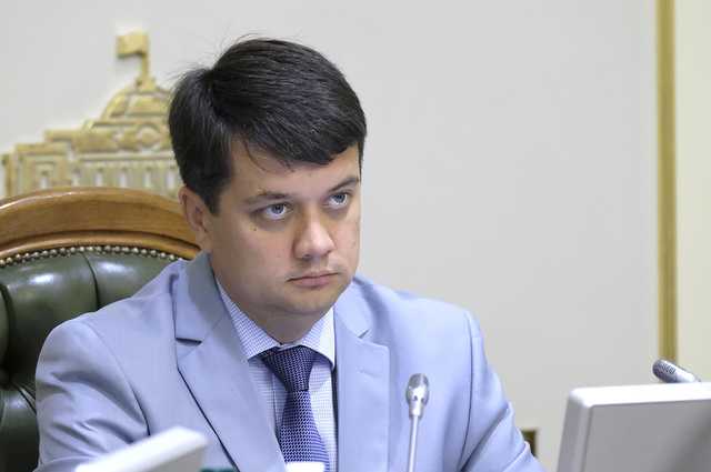 Разумков: Двоих "слуг народа" оштрафовали почти на 40 000 грн за кнопкодавство