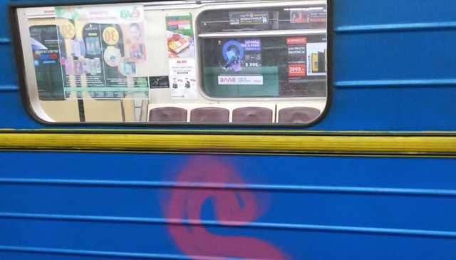 В харьковском метрополитене иностранец разрисовал два вагона