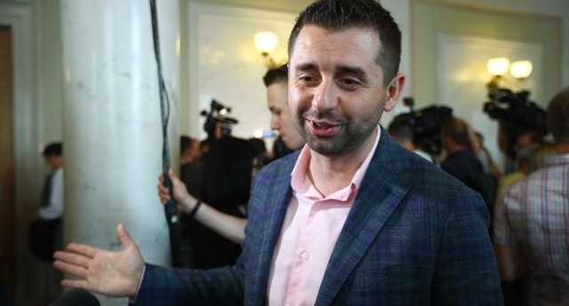 «Отставка Арахамии»: Партия «Слуга народа» соберется для смены главы политсилы