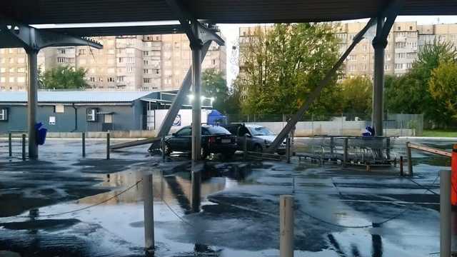 У Львові металева конструкція впала на припарковані автівки через зливу і сильний вітер