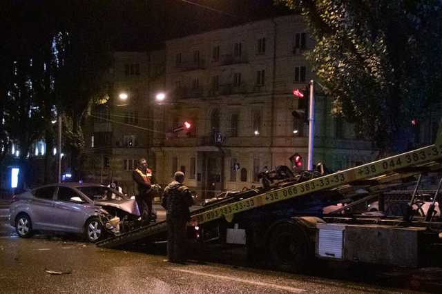 В центре Киеве столкнулись такси и иномарка: обе машины разбиты