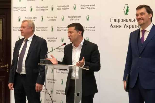 После неожиданного визита Зеленского в Нацбанк гривна просела на 35 копеек