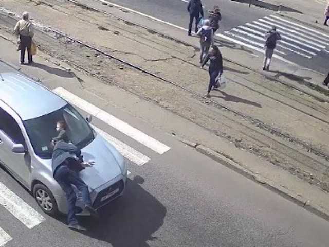 В Днепре мужчина с 2-летним ребенком попал под автомобиль: появилось шокирующее видео