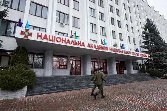 Академия НГУ заявила, что уборка помоев и мойка бордюров курсантами законна