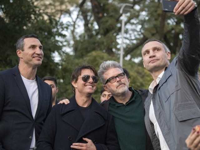 Том Круз попрыгал по «мосту Кличко» и улетел в Одессу