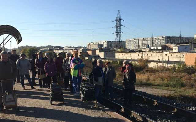 В Сумах люди заблокировали движение поезда