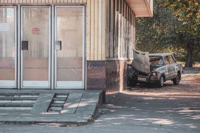 В Днепре ВАЗ врезался в подземный переход станции метро «Покровская»