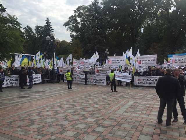 Под Радой аграрии протестуют против продажи земли иностранцам