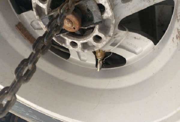 Бандиты не дремлют: в сети показали фото шокирующей находки в колесе авто