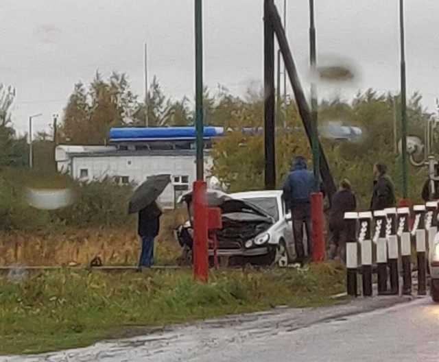 Под Львовом 19-летний неадекват устроил на переезде серьезное ДТП с поездом