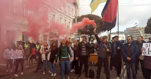«Нет капитуляции!»: В Житомире Зеленского встретили митингующие