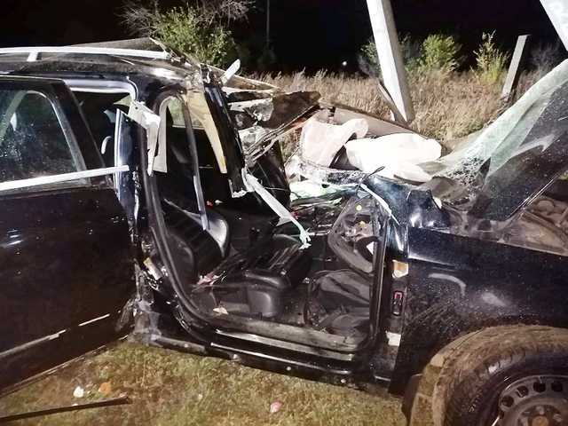 В Днепропетровской обл. автомобиль врезался в столб, 2 человека погибли