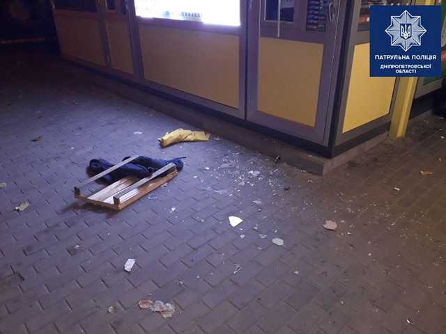 «Очень хотел курить»: В Днепре мужчина разгромил киоск, чтобы украсть сигареты