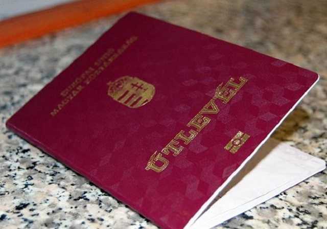 Венгрия начала отбирать паспорта у украинцев