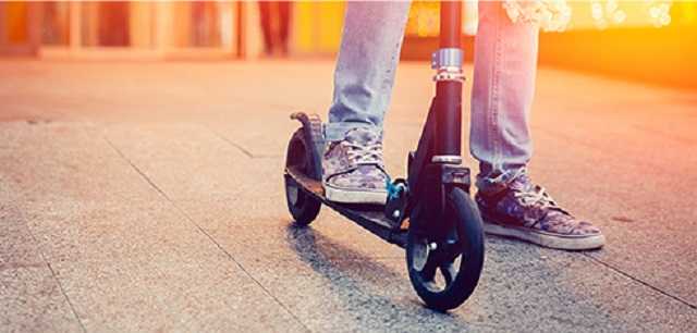 B Киеве маршрутка сбила парня на самокате